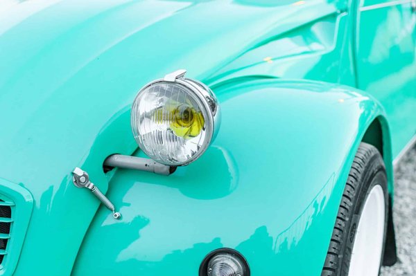 Pourquoi visiter paris à bord d'une 2CV ?